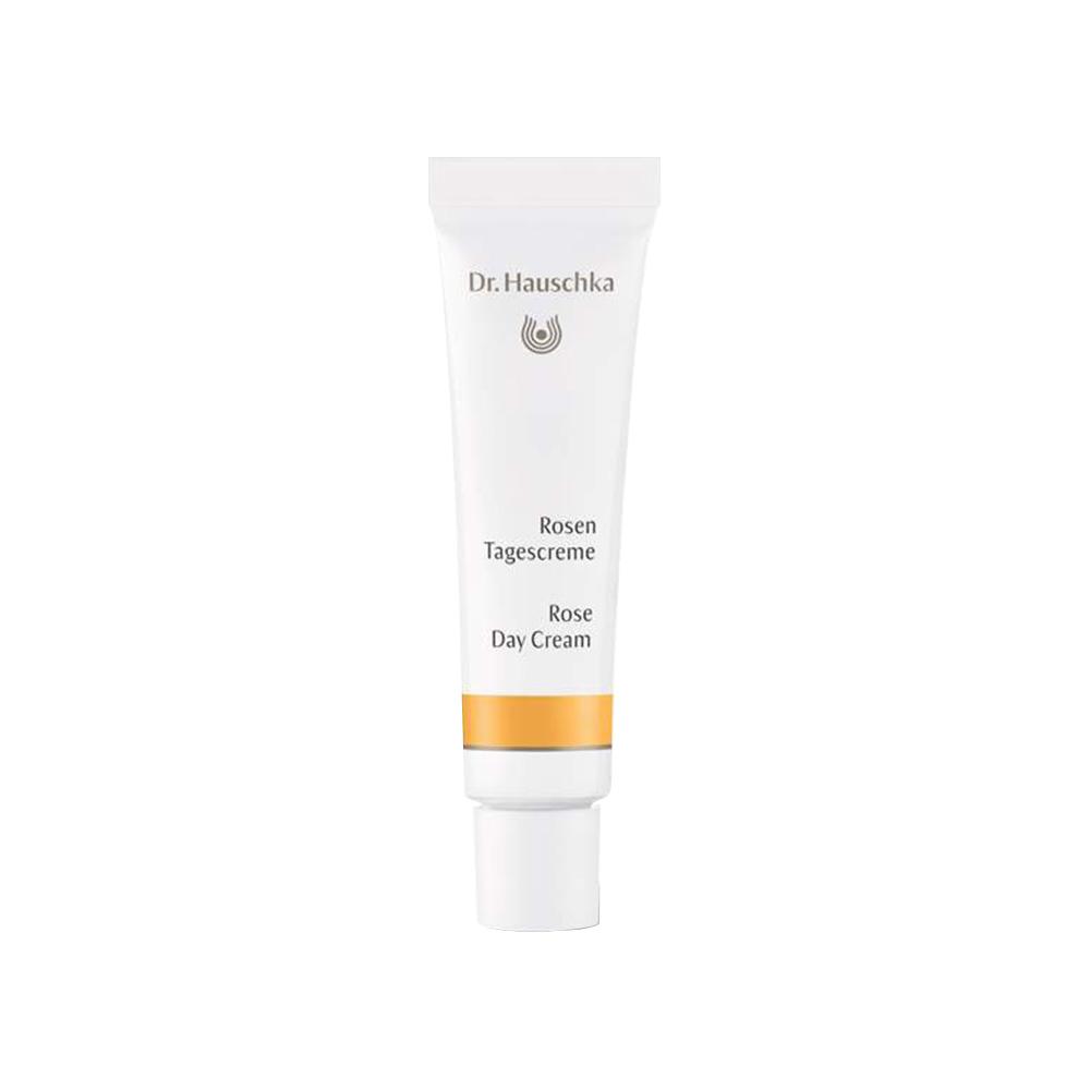 Eine weiße Tube Rosen-Tagescreme von Dr. Hauschka.