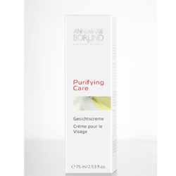 Weiße Verpackung einer Gesichtscreme mit der Aufschrift "Purifying Care".